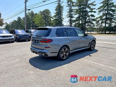 Czwarte zdjęcie samochodu z boku: 2023 BMW X7 XDRIVE40I VIN:5UX23EM00P9P15677 - miniatura