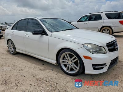 Czwarte zdjęcie samochodu z boku: 2013 MERCEDES-BENZ C 250 VIN:WDDGF4HB6DR287619 - miniatura