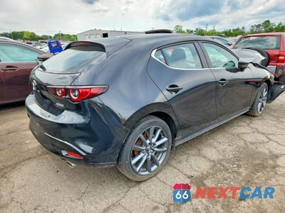 Trzecie zdjęcie samochodu z tyłu: 2024 MAZDA 3 PREFERRED VIN:JM1BPALMXR1714377 - miniatura