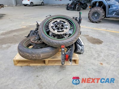Czwarte zdjęcie samochodu z boku: 2022 KAWASAKI EX650 M VIN:ML5EXEM16NDA65496 - miniatura