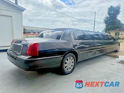 Czwarte zdjęcie samochodu z boku: 2005 LINCOLN TOWN CAR EXECUTIVE VIN:1L1FM88W85Y609574 - miniatura