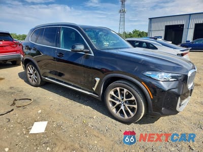 Czwarte zdjęcie samochodu z boku: 2025 BMW X5 XDRIVE45E VIN:5UX23EU09S9Z50751 - miniatura
