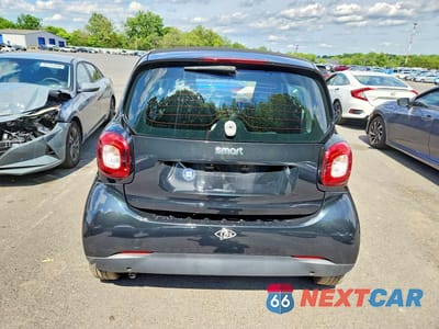 Zdjęcie 6 z 12 samochodu: 2017 SMART FORTWO VIN:WMEFJ5DA9HK194665 - miniatura