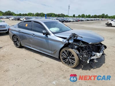 Czwarte zdjęcie samochodu z boku: 2021 BMW M550XI VIN:WBA13BK06MCF02388 - miniatura