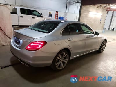 Trzecie zdjęcie samochodu z tyłu: 2016 MERCEDES-BENZ C 300 4MATIC VIN:55SWF4KB4GU100014 - miniatura