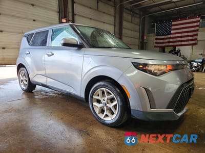 Czwarte zdjęcie samochodu z boku: 2023 KIA SOUL LX VIN:KNDJ23AU3P7877472 - miniatura
