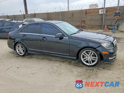 Czwarte zdjęcie samochodu z boku: 2013 MERCEDES-BENZ C 300 4MATIC VIN:WDDGF8AB1DR251774 - miniatura
