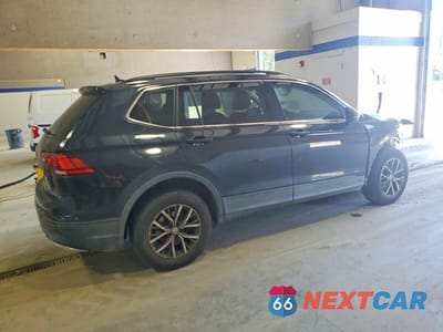 Trzecie zdjęcie samochodu z tyłu: 2019 VOLKSWAGEN TIGUAN VIN:3VV3B7AX5KM013985 - miniatura