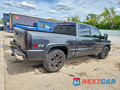 Trzecie zdjęcie samochodu z tyłu: 2004 GMC NEW SIERRA K1500 VIN:2GTEK13TX41378932 - miniatura