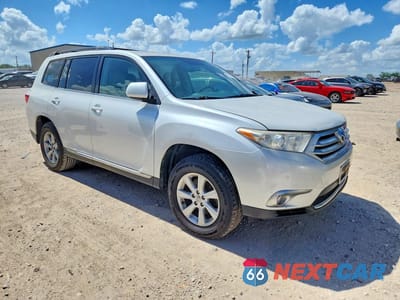 Czwarte zdjęcie samochodu z boku: 2013 TOYOTA HIGHLANDER SE VIN:5TDZK3EH9DS114695 - miniatura
