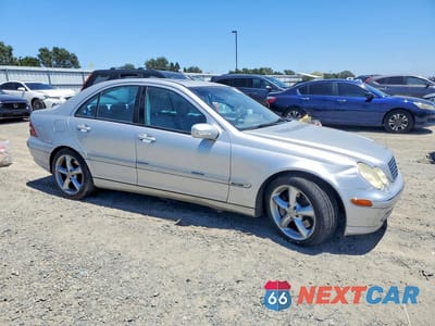 Czwarte zdjęcie samochodu z boku: 2004 MERCEDES-BENZ C 230K SPORT SEDAN VIN:WDBRF40J74A629355 - miniatura