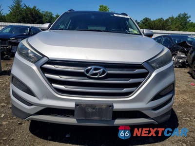 Piąte zdjęcie samochodu w środku: 2018 HYUNDAI TUCSON VALUE VIN:KM8J3CA24JU687311 - miniatura