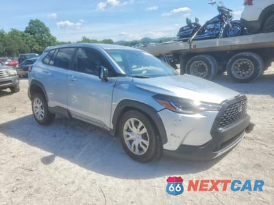 Czwarte zdjęcie samochodu z boku: 2025 TOYOTA COROLLA CROSS L VIN:7MUAAAAG8SV145831 - miniatura
