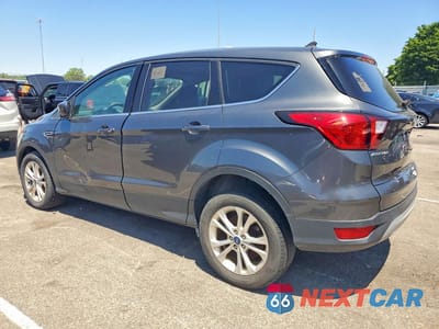 Drugie zdjęcie samochodu z przodu: 2019 FORD ESCAPE SE VIN:1FMCU0GDXKUB11477 - miniatura