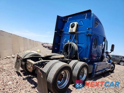 Czwarte zdjęcie samochodu z boku: 2017 FREIGHTLINER CASCADIA 125 SEMI TRUCK VIN:3AKJGLDR3HSHZ6926 - miniatura