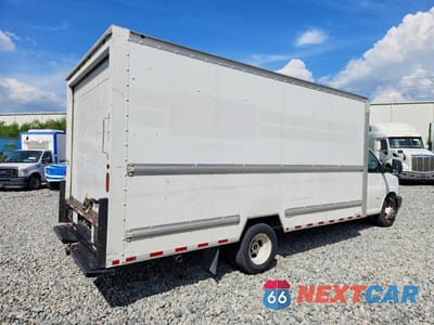 Trzecie zdjęcie samochodu z tyłu: 2018 GMC SAVANA BOX TRUCK VIN:7GZ37TCG8JN900736 - miniatura