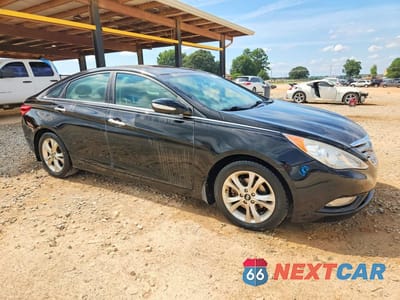 Czwarte zdjęcie samochodu z boku: 2011 HYUNDAI SONATA LIMITED VIN:5NPEC4AC5BH244987 - miniatura
