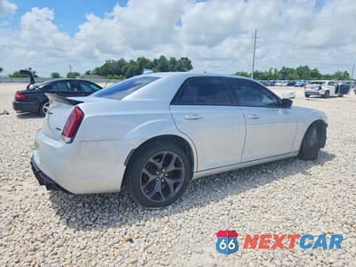 Trzecie zdjęcie samochodu z tyłu: 2020 CHRYSLER 300 TOURING VIN:2C3CCAAG1LH239406 - miniatura