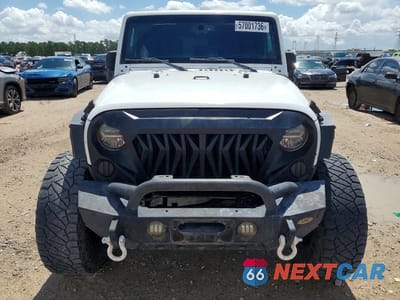 Piąte zdjęcie samochodu w środku: 2014 JEEP WRANGLER UNLIMITED SAHARA VIN:1C4HJWEG9EL322926 - miniatura
