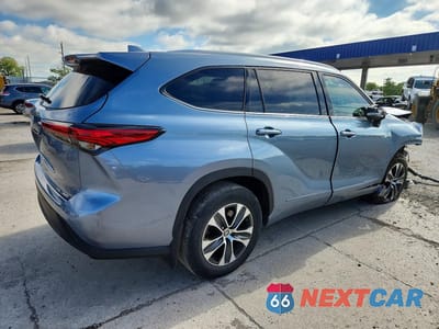 Trzecie zdjęcie samochodu z tyłu: 2022 TOYOTA HIGHLANDER XLE VIN:5TDHZRBH6NS203897 - miniatura