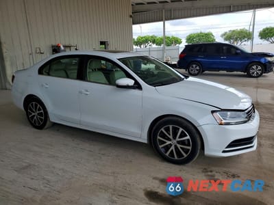Czwarte zdjęcie samochodu z boku: 2017 VOLKSWAGEN JETTA SE VIN:3VWDB7AJ0HM413604 - miniatura