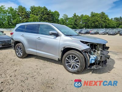 Czwarte zdjęcie samochodu z boku: 2018 TOYOTA HIGHLANDER XLE VIN:5TDJZRFH8JS549259 - miniatura
