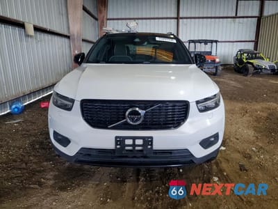Piąte zdjęcie samochodu w środku: 2019 VOLVO XC40 T5 R-DESIGN VIN:YV4162UM7K2107000 - miniatura