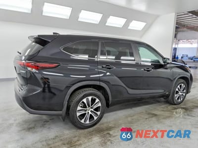 Trzecie zdjęcie samochodu z tyłu: 2024 TOYOTA HIGHLANDER HYBRID XLE VIN:5TDKBRCH8RS623143 - miniatura