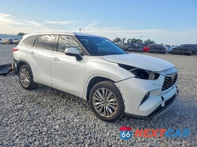 Czwarte zdjęcie samochodu z boku: 2023 TOYOTA HIGHLANDER PLATINUM VIN:5TDKDRAHXPS033374 - miniatura