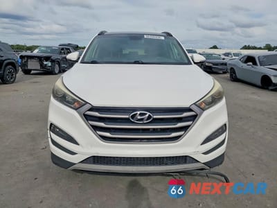 Piąte zdjęcie samochodu w środku: 2018 HYUNDAI TUCSON VALUE VIN:KM8J33A27JU670065 - miniatura