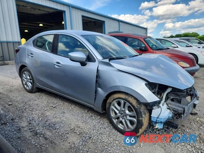Czwarte zdjęcie samochodu z boku: 2018 TOYOTA YARIS IA BASE VIN:3MYDLBYV9JY328045 - miniatura