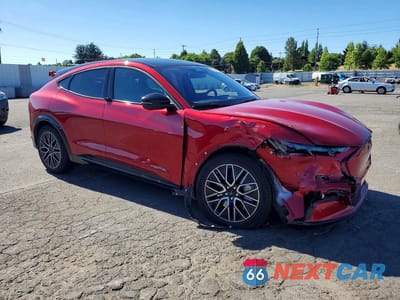 Czwarte zdjęcie samochodu z boku: 2024 FORD MUSTANG MACH-E PREMIUM VIN:3FMTK3SU7RMA40395 - miniatura