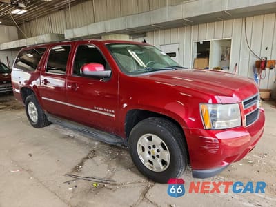 Czwarte zdjęcie samochodu z boku: 2010 CHEVROLET SUBURBAN K1500 LT VIN:1GNUKJE36AR258158 - miniatura