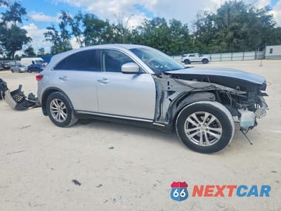 Czwarte zdjęcie samochodu z boku: 2014 INFINITI QX70 BASE VIN:JN8CS1MU3EM451082 - miniatura