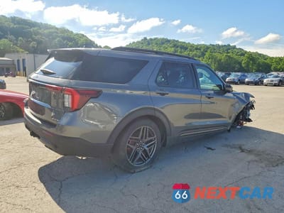 Trzecie zdjęcie samochodu z tyłu: 2025 FORD EXPLORER ST-LINE VIN:1FMUK8KH7SGB66812 - miniatura