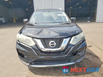Piąte zdjęcie samochodu w środku: 2017 NISSAN ROGUE S VIN:5N1AT2MT2HC814362 - miniatura