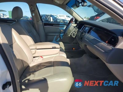 Zdjęcie 7 z 12 samochodu: 2009 LINCOLN TOWN CAR SIGNATURE LIMITED VIN:2LNHM82V59X636440 - miniatura
