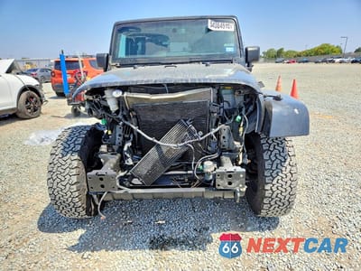 Piąte zdjęcie samochodu w środku: 2017 JEEP WRANGLER SAHARA VIN:1C4AJWBG9HL525017 - miniatura