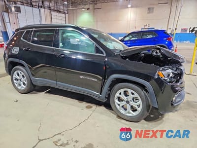 Czwarte zdjęcie samochodu z boku: 2025 JEEP COMPASS LATITUDE VIN:3C4NJDBN0ST597532 - miniatura
