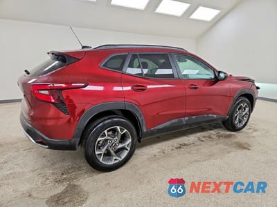 Trzecie zdjęcie samochodu z tyłu: 2025 CHEVROLET TRAX 1LT VIN:KL77LHEP2SC240823 - miniatura