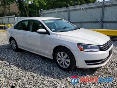 Czwarte zdjęcie samochodu z boku: 2015 VOLKSWAGEN PASSAT S VIN:1VWAT7A3XFC075547 - miniatura