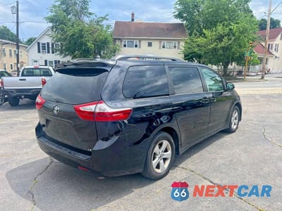 Trzecie zdjęcie samochodu z tyłu: 2018 TOYOTA SIENNA LE VIN:5TDKZ3DC7JS903233 - miniatura