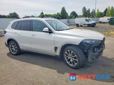 Czwarte zdjęcie samochodu z boku: 2024 BMW X5 XDRIVE40I VIN:5UX23EU05R9S66337 - miniatura