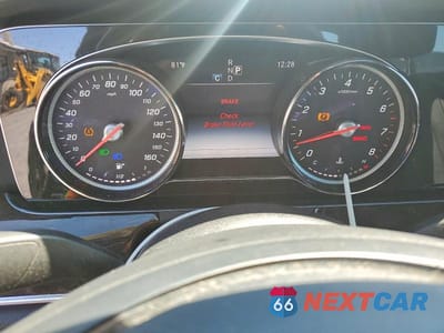 Zdjęcie 9 z 12 samochodu: 2017 MERCEDES-BENZ E 300 4MATIC VIN:WDDZF4KBXHA025740 - miniatura