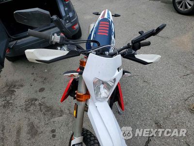 Piąte zdjęcie samochodu w środku: 2023 KTM 500 EXC-F SIX DAYS VIN:VBKEXK40XPM449811 - miniatura