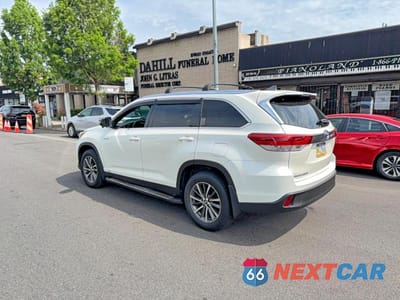 Trzecie zdjęcie samochodu z tyłu: 2019 TOYOTA HIGHLANDER HYBRID XLE VIN:5TDJGRFHXKS070025 - miniatura