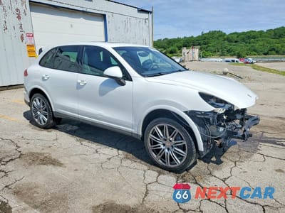 Czwarte zdjęcie samochodu z boku: 2018 PORSCHE CAYENNE VIN:WP1AA2A20JKA01571 - miniatura