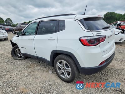Drugie zdjęcie samochodu z przodu: 2024 JEEP COMPASS LATITUDE VIN:3C4NJDBN7RT605569 - miniatura