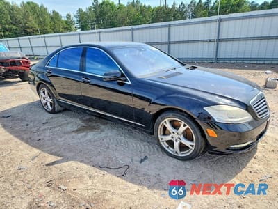 Czwarte zdjęcie samochodu z boku: 2013 MERCEDES-BENZ S 550 VIN:WDDNG7DB3DA510807 - miniatura