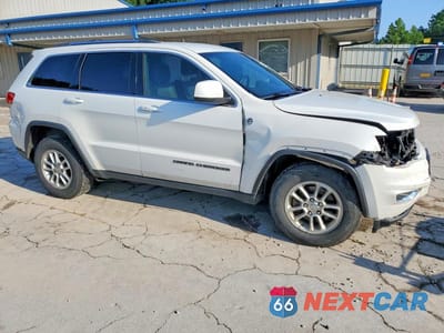 Czwarte zdjęcie samochodu z boku: 2018 JEEP GRAND CHEROKEE LAREDO VIN:1C4RJFAG2JC181444 - miniatura